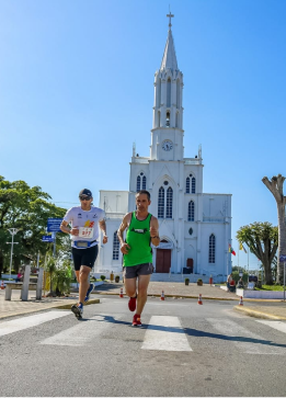 Sidney correndo com uma igreja atrás