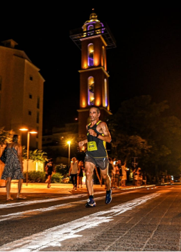 Sidney correndo com igreja iluminada atrás